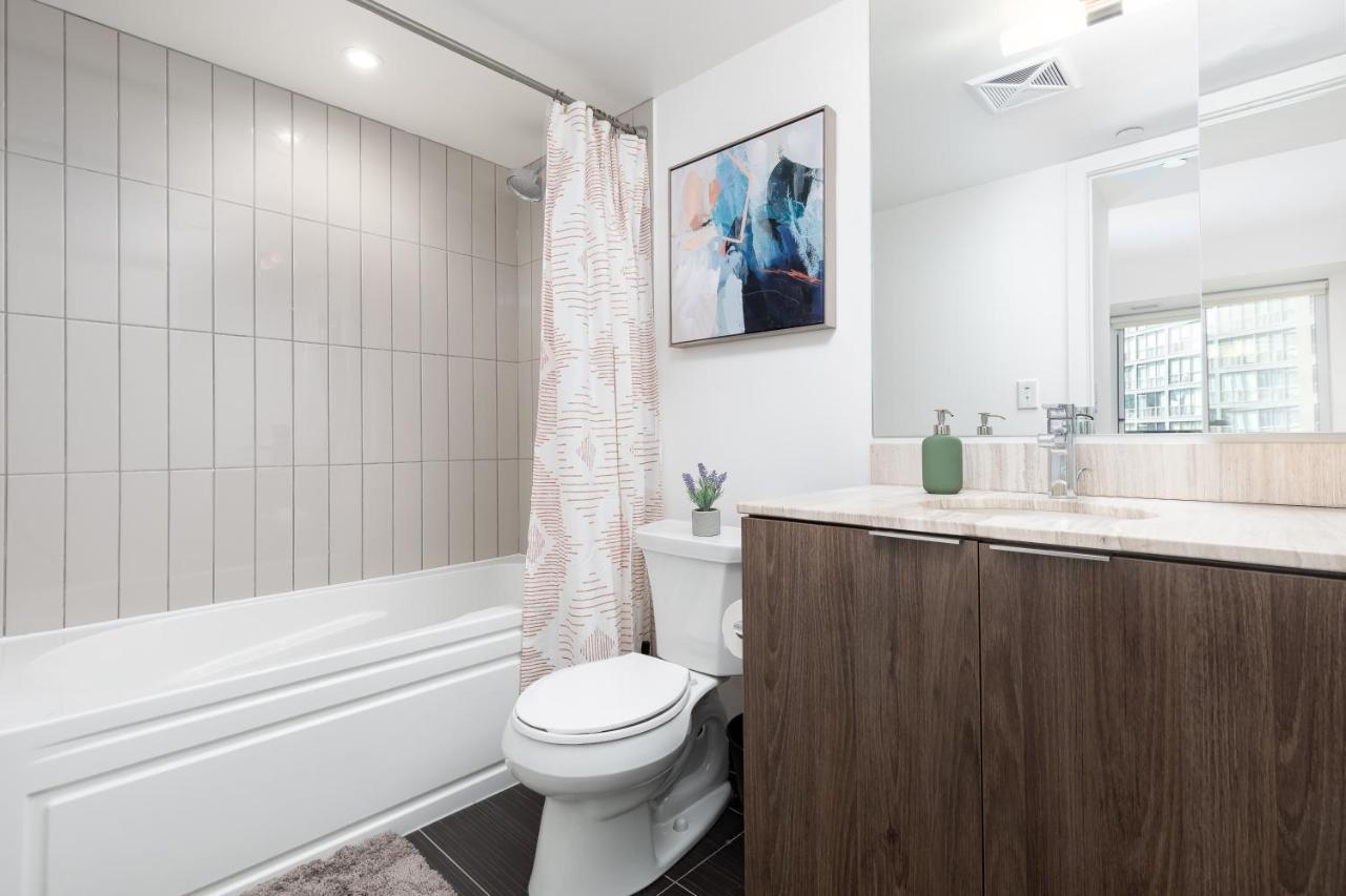 Upscale & Modern 2Bd + Den 2Ba Heart Of Downtown! Appartamento Toronto Esterno foto