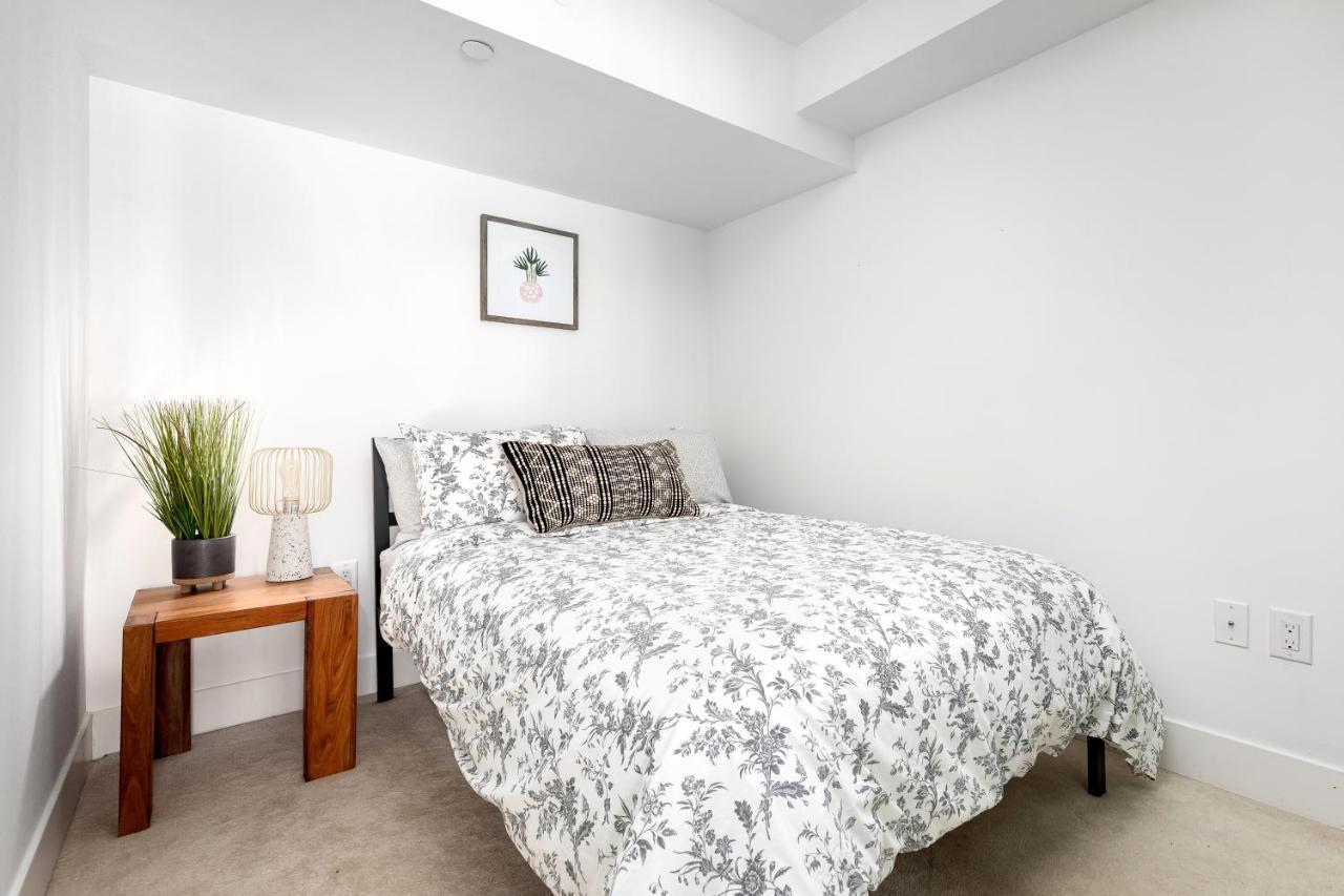 Upscale & Modern 2Bd + Den 2Ba Heart Of Downtown! Appartamento Toronto Esterno foto