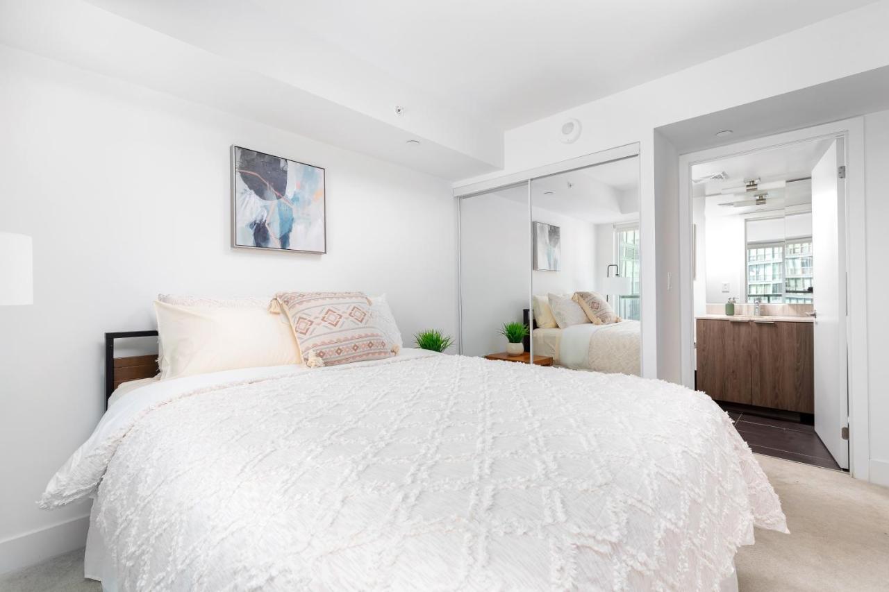 Upscale & Modern 2Bd + Den 2Ba Heart Of Downtown! Appartamento Toronto Esterno foto
