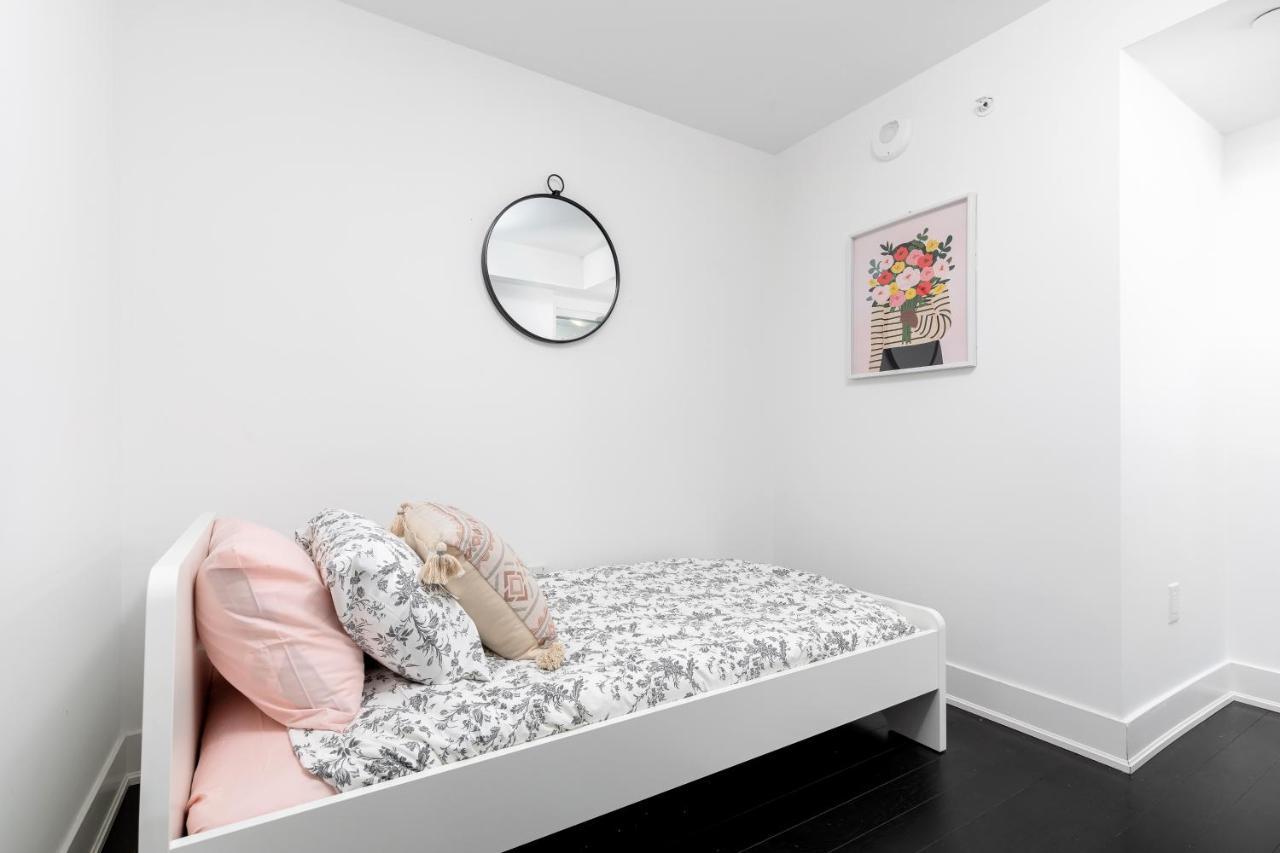 Upscale & Modern 2Bd + Den 2Ba Heart Of Downtown! Appartamento Toronto Esterno foto