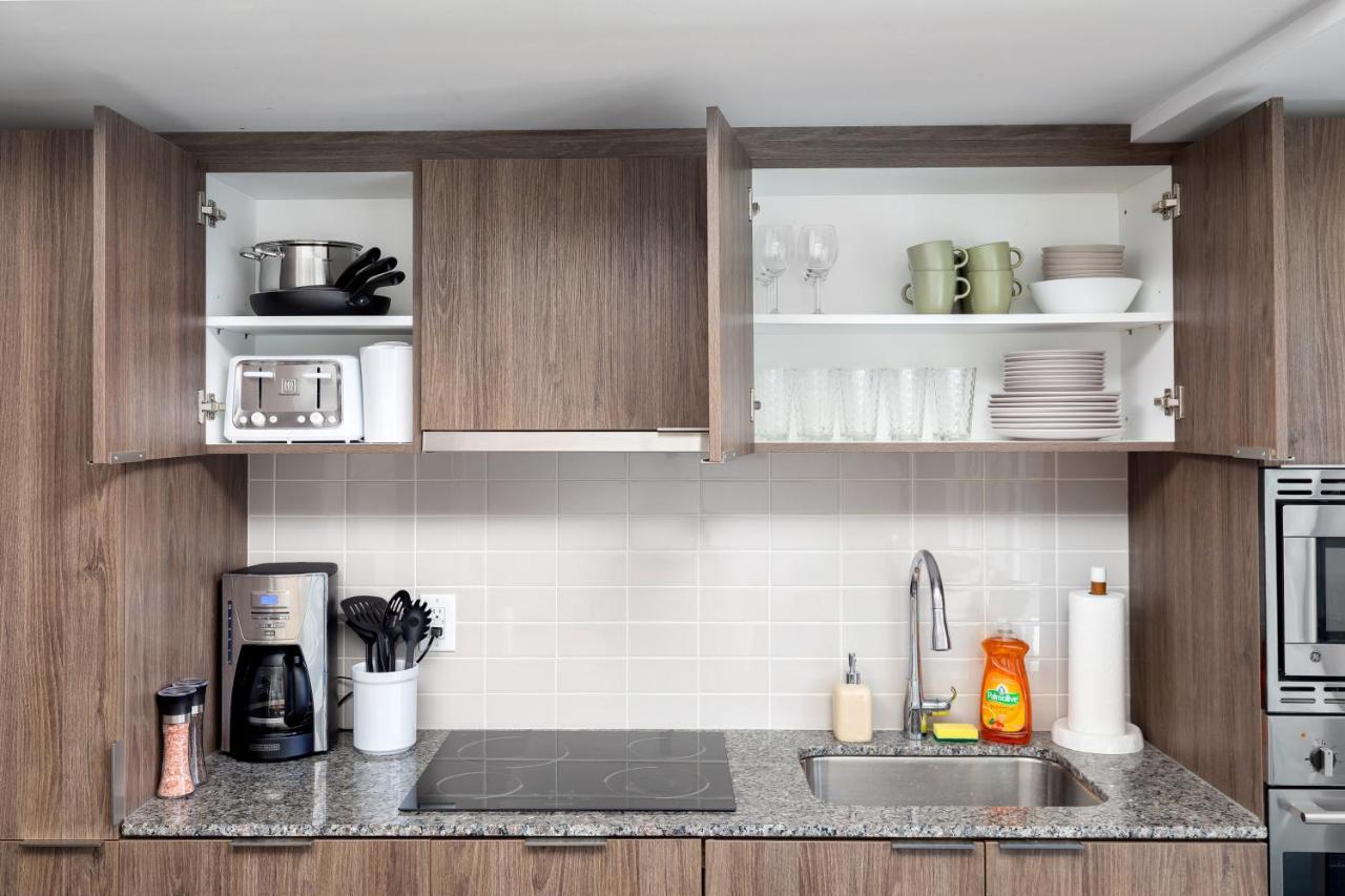 Upscale & Modern 2Bd + Den 2Ba Heart Of Downtown! Appartamento Toronto Esterno foto