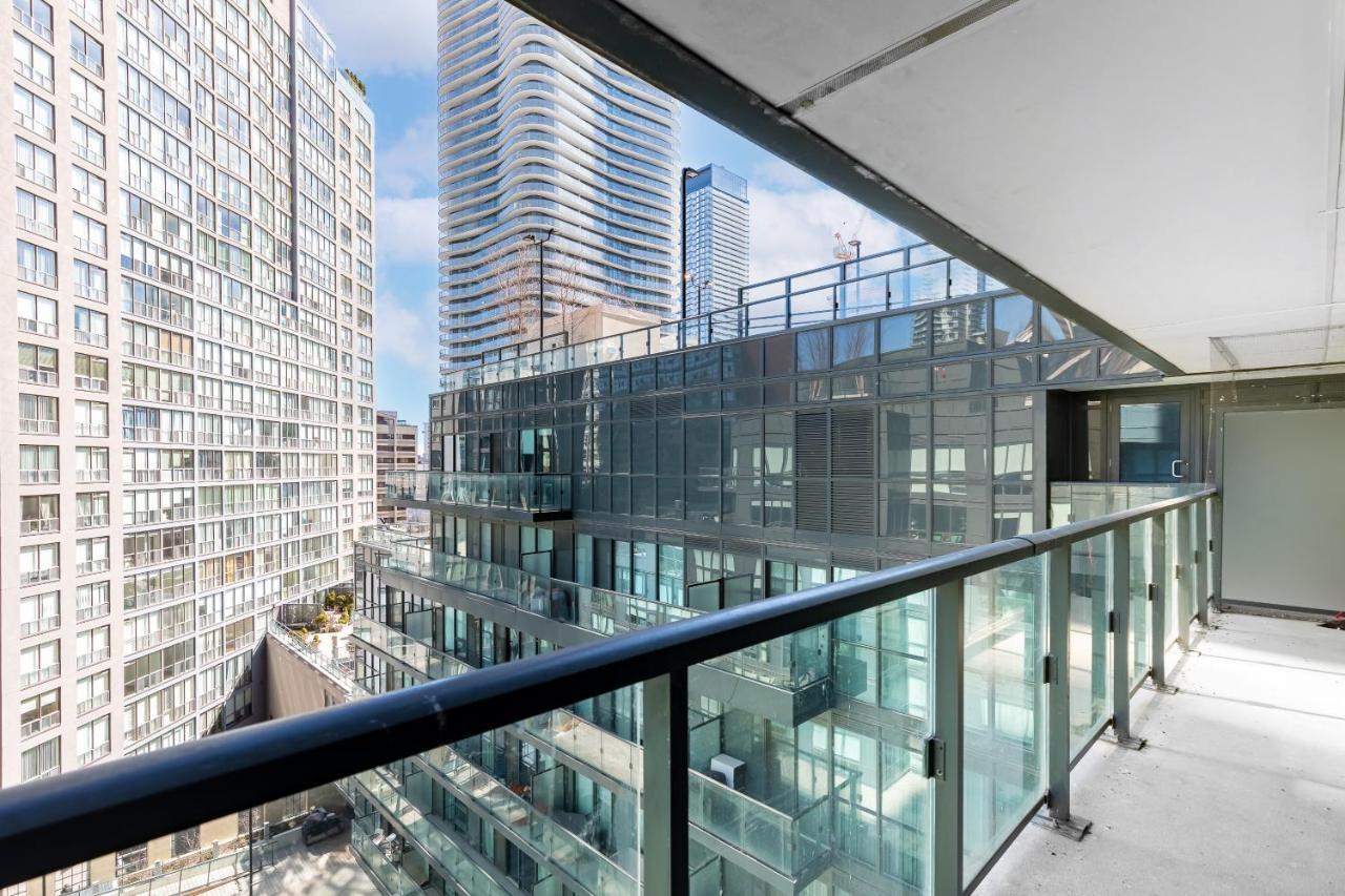 Upscale & Modern 2Bd + Den 2Ba Heart Of Downtown! Appartamento Toronto Esterno foto